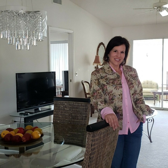 Meet your Posher, Kim - Picture 2 of 5